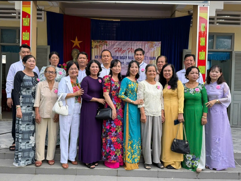 Xã Phú Thuận tổ chức đoàn lãnh đạo thăm, chúc mừng các điểm trường nhân kỷ niệm 43 năm Ngày nhà giáo Việt Nam (20/11/1982 – 20/11/2025)