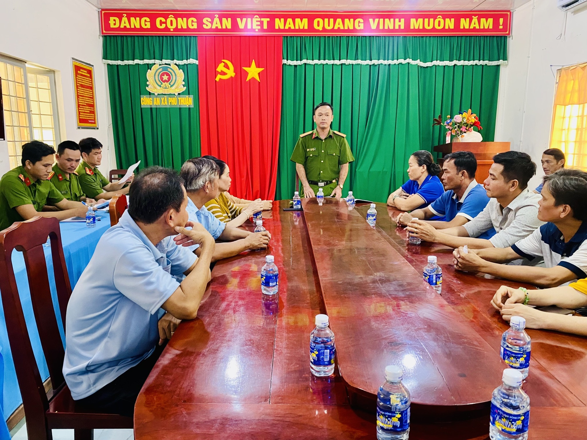 Công an xã Phú Thuận tăng cường tuyên truyền, phổ biến pháp luật cho các cơ sở kinh doanh trên địa bàn
