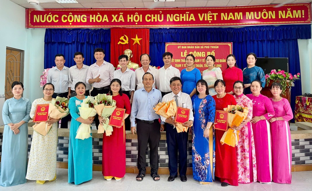 Xã Phú Thuận ra mắt Trạm Y tế xã và công bố nhân sự lãnh đạo quản lý