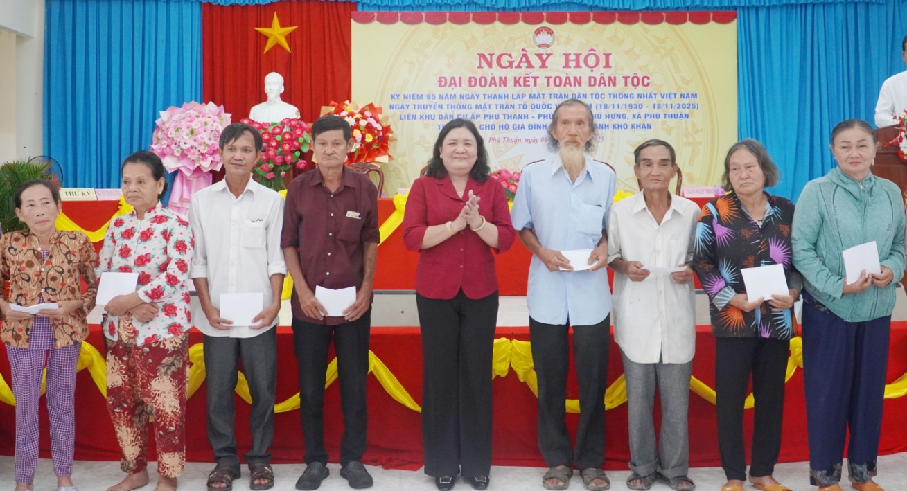 Phó Bí thư Thường trực Tỉnh ủy- Hồ Thị Hoàng Yến dự Ngày hội Đại đoàn kết toàn dân tộc tại xã Phú Thuận