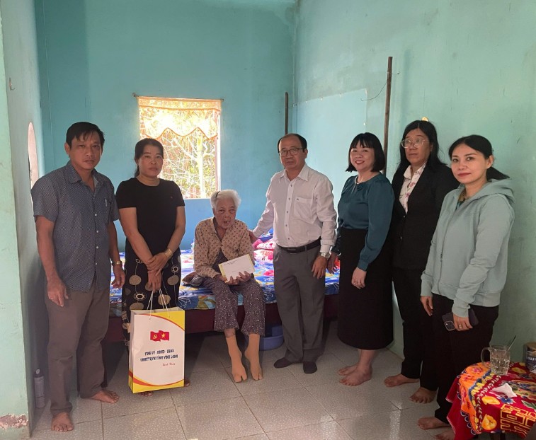 Đồng chí Nguyễn Văn Dũng – Phó Trưởng ban Tổ chức Tỉnh ủy Vĩnh Long thăm, tặng quà gia đình chính sách, người có công tại xã Phú Thuận.