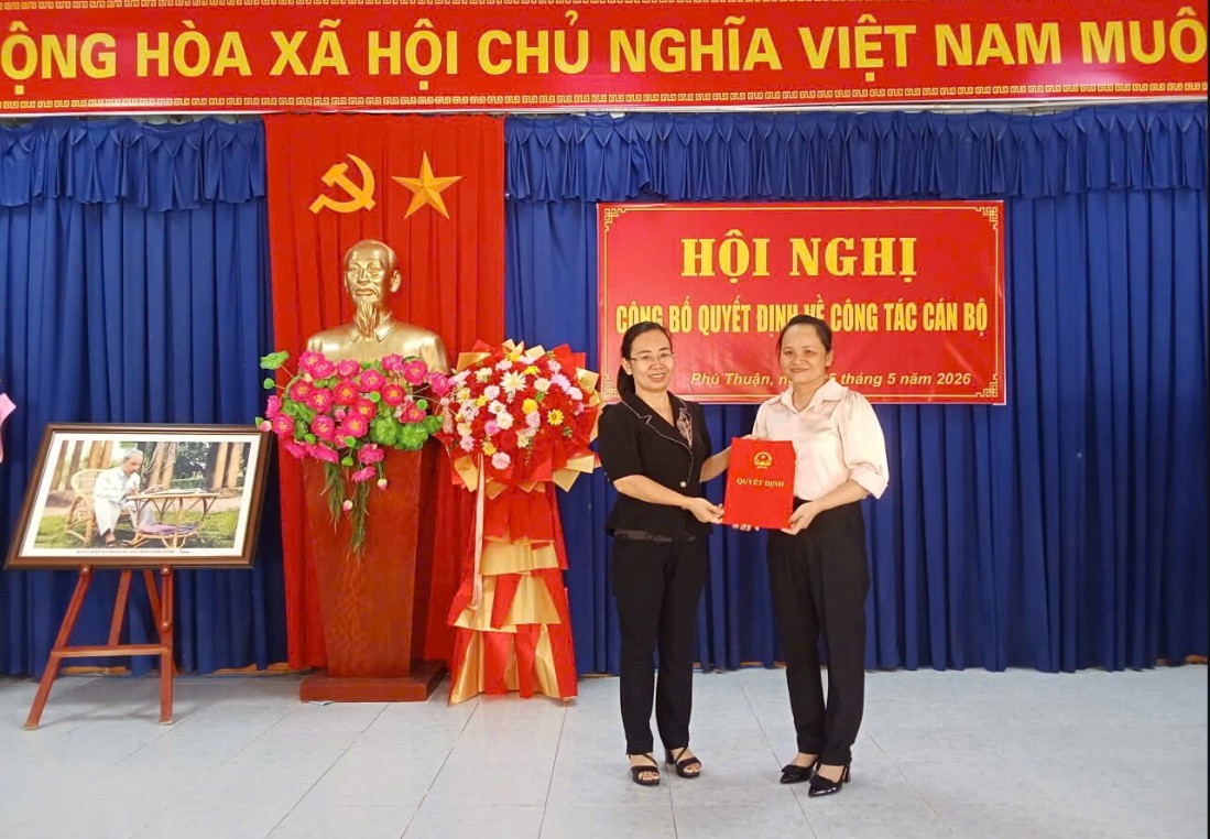 Đảng ủy xã Phú Thuận tổ chức Hội nghị công bố và trao quyết định về công tác cán bộ
