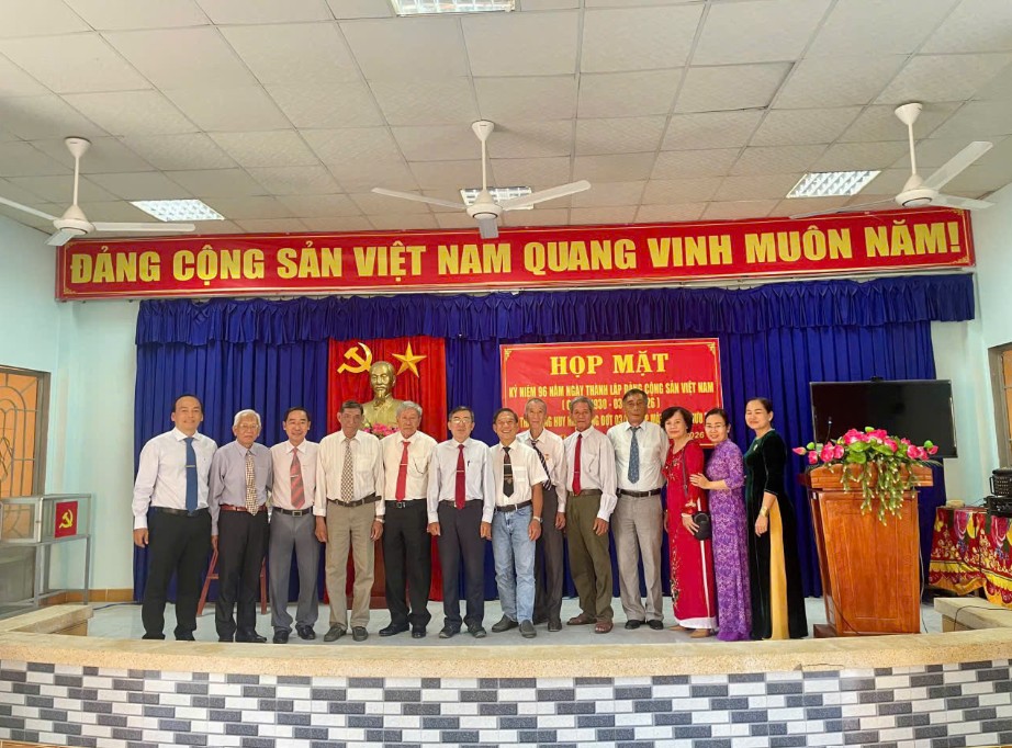 Đảng ủy xã Phú Thuận họp mặt kỷ niệm 96 năm ngày thành lập Đảng Cộng sản Việt Nam  (03/02/1930 – 03/02/2026) gắn trao huy hiệu 30 năm tuổi đảng 