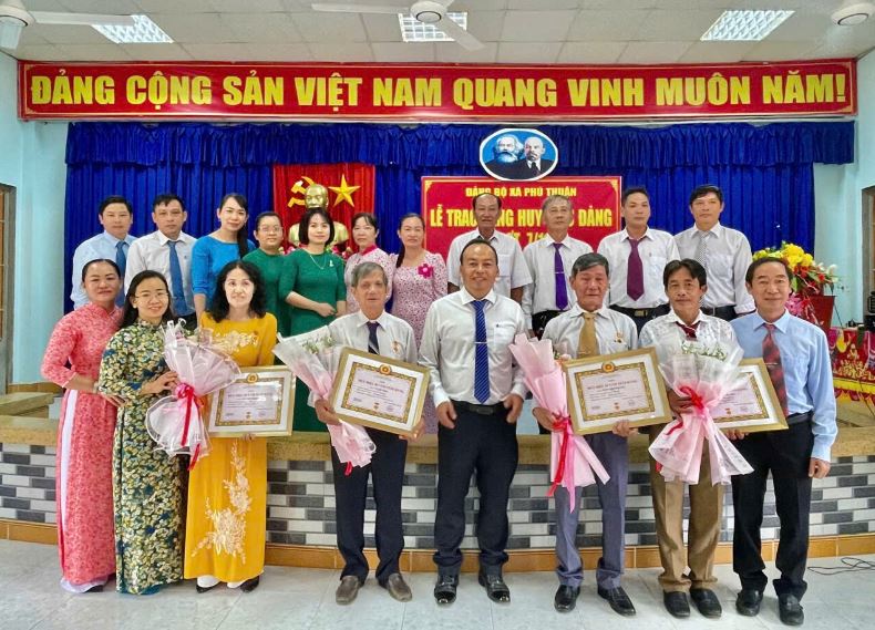 Đảng ủy xã Phú Thuận tổ chức trao huy hiệu 30 năm tuổi đảng đợt 7/11