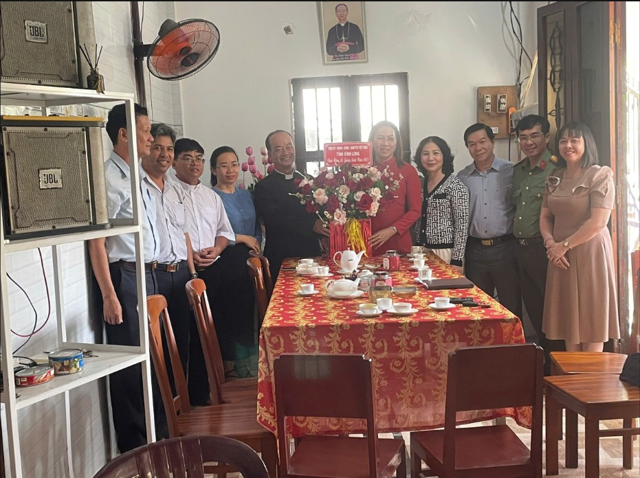 Thăm và chúc mừng Lễ Giáng sinh năm 2025 trên địa bàn xã Phú Thuận. 