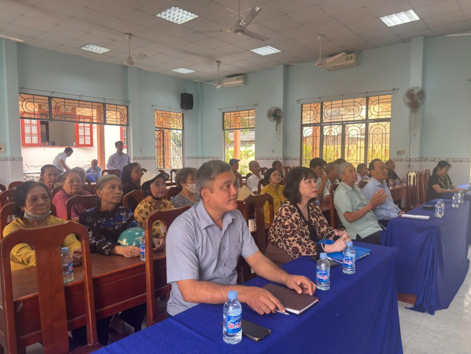 Hội Người cao tuổi tỉnh Vĩnh Long tặng quà Tết Bính Ngọ cho người cao tuổi nghèo, khó khăn xã Phú Thuận