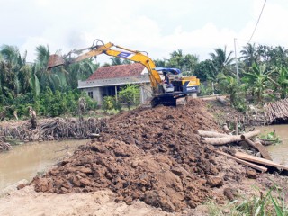 Khảo sát, sửa chữa 2 cống tạm thuộc bờ bao ấp Phú Thuận, xã Phú Mỹ