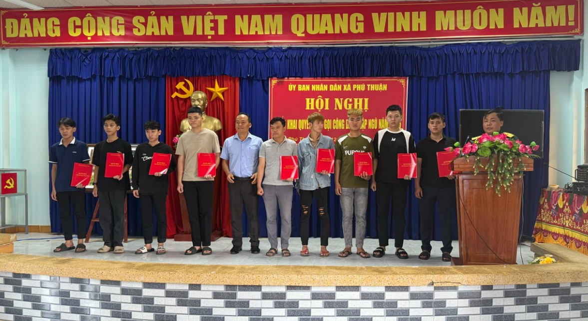 Xã Phú Thuận trao quyết định gọi công dân nhập ngũ năm 2026