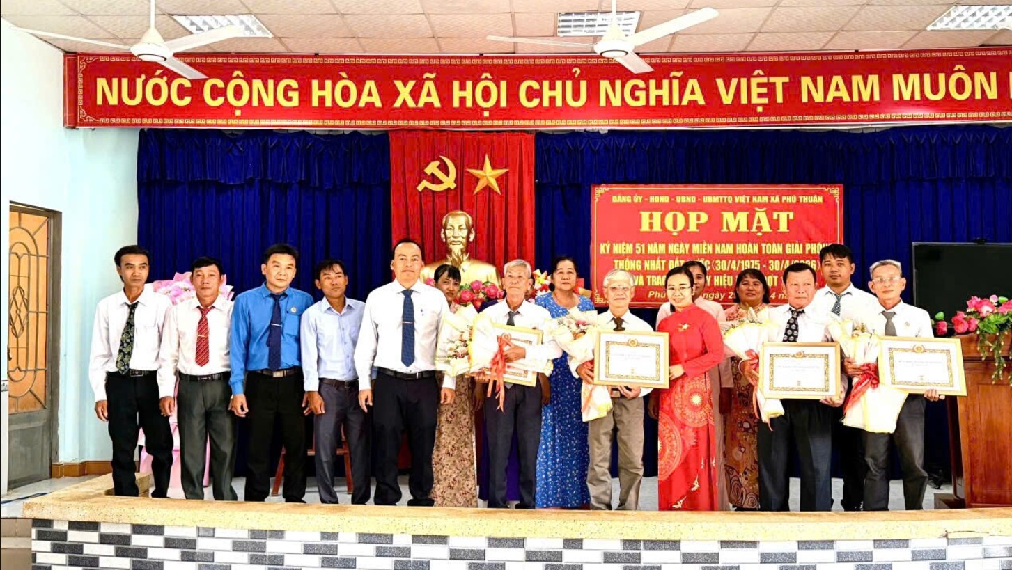 Đảng ủy xã Phú Thuận họp mặt kỷ niệm 51 năm ngày miền Nam hoàn toàn giải phóng thống nhất đất nước (30/4/1975- 30/4/2026) gắn trao Huy hiệu Đảng đợt 19/5