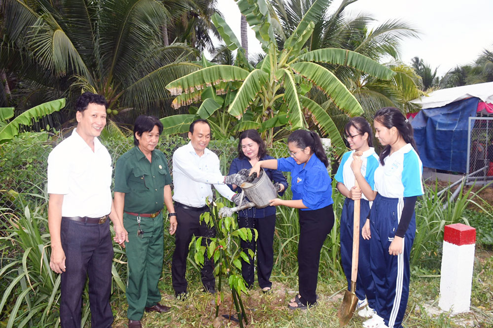 Xã Phú Thuận khánh thành tuyến đường Bờ Kênh và trồng cây xanh nhân kỷ niệm 136 năm Ngày sinh Chủ tịch Hồ Chí Minh