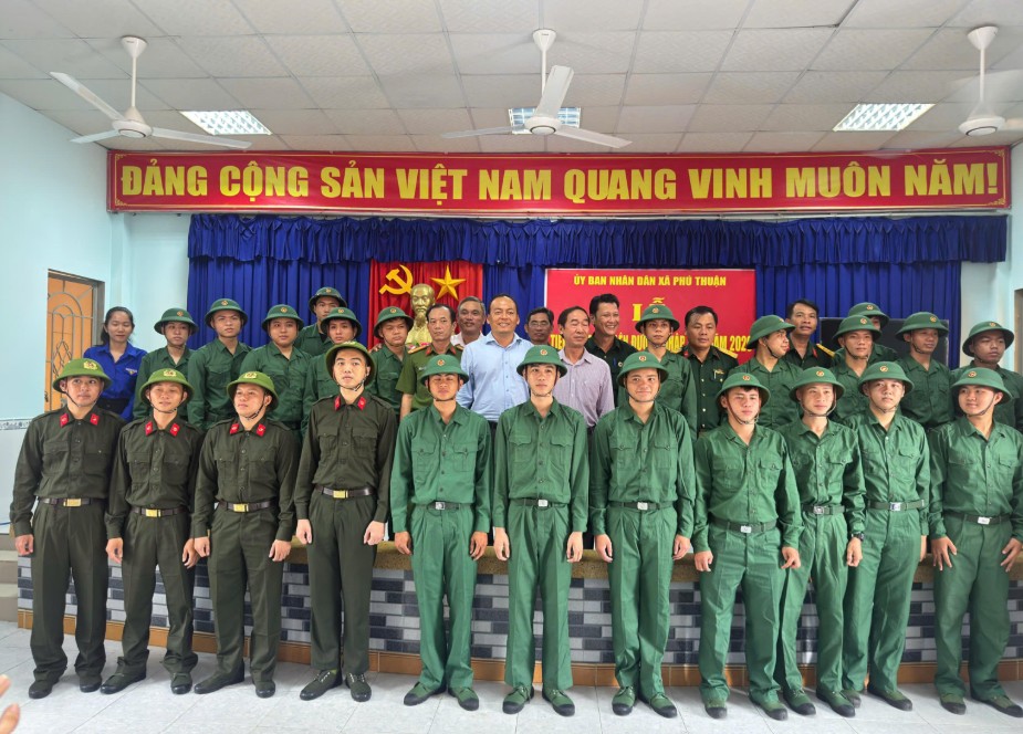 Ủy ban nhân dân xã Phú Thuận trao quân trang và tiễn công dân nhập ngũ năm 2026
