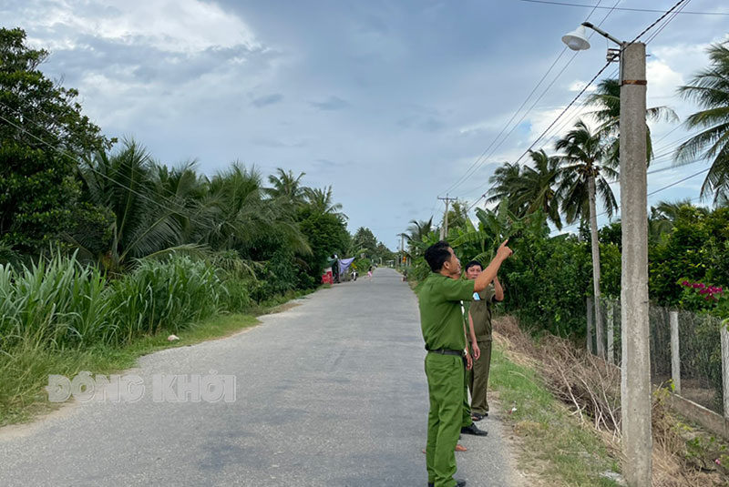 Ánh sáng an ninh soi sáng đường nông thôn mới nâng cao xã Phú Thuận