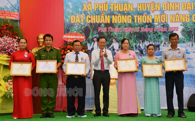Bình Đại tổ chức lễ công nhận xã đạt chuẩn nông thôn mới nâng cao Phú Thuận
