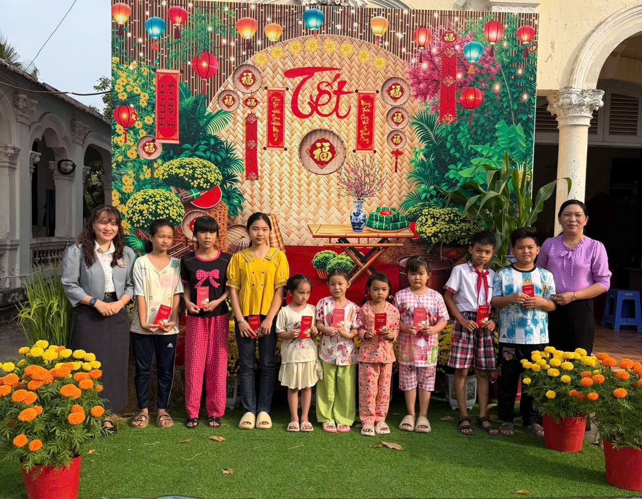 CHƯƠNG TRÌNH “MẸ ĐỠ ĐẦU” – VÒNG TAY YÊU THƯƠNG NÂNG BƯỚC TRẺ EM MỒ CÔI