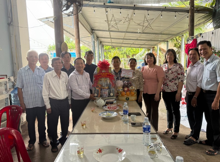 Đoàn lãnh đạo xã Phú Thuận thăm, chúc mừng Giáng sinh Chi hội Tin lành Tam Hiệp